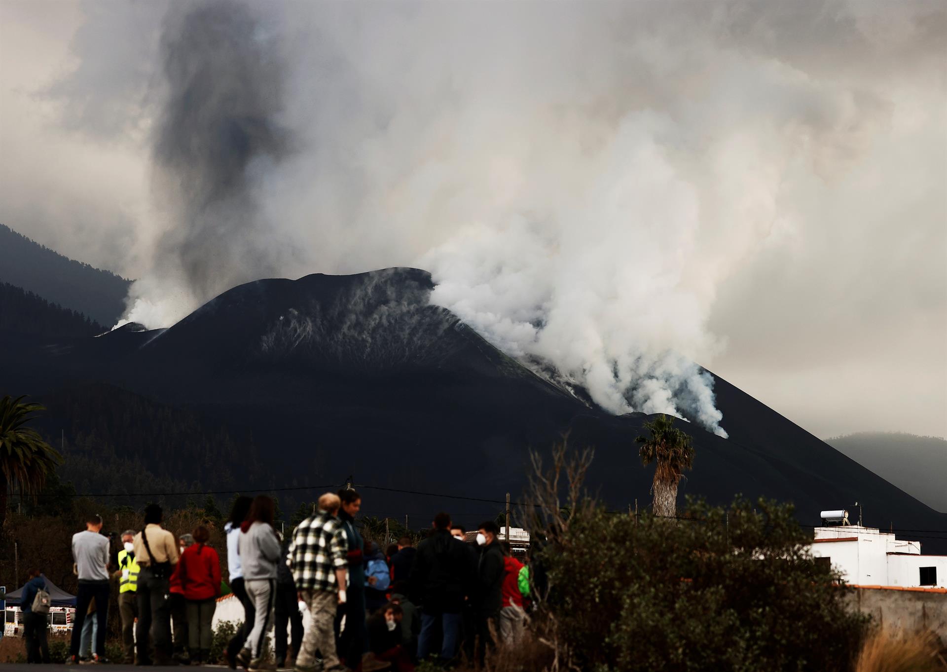 Hallan cuerpo de un hombre en zona de exclusión del volcán Cumbre Vieja en La Palma