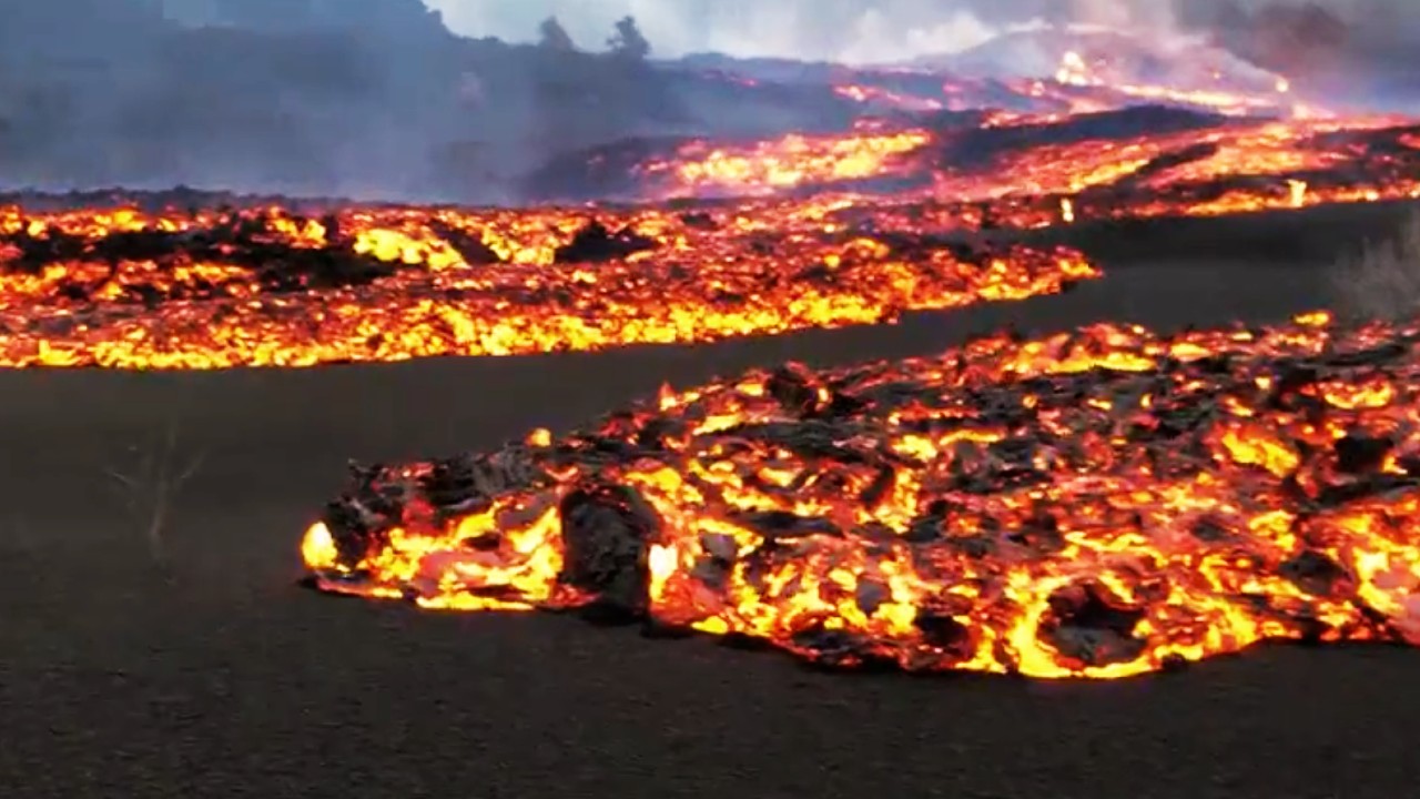 Nuevo río de lava del volcán de La Palma destruye todo lo que encuentra a su paso