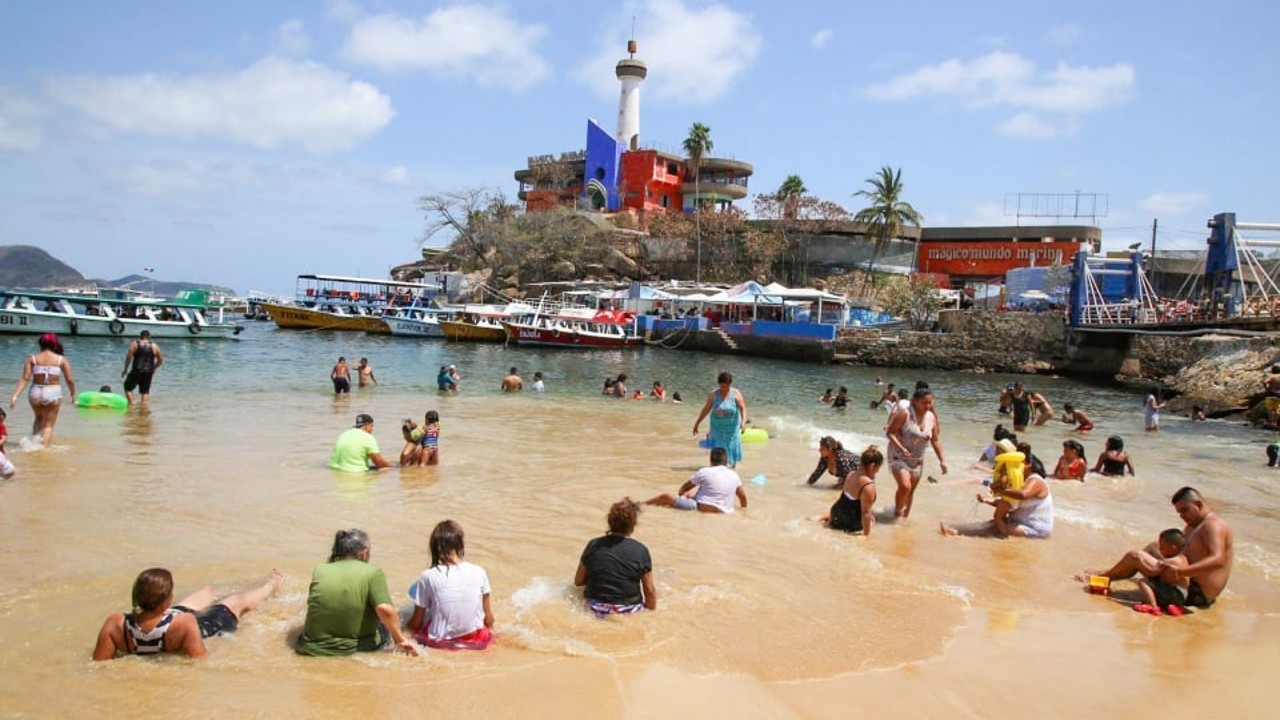 Llegan a Acapulco miles de turistas para disfrutar el último fin de semana largo del año