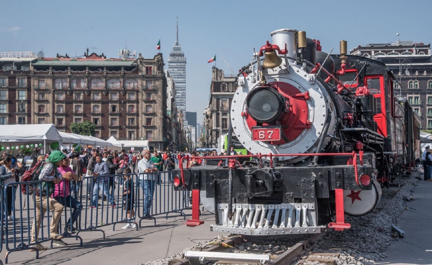 Llega locomotora al Zócalo para desfile de la Revolución