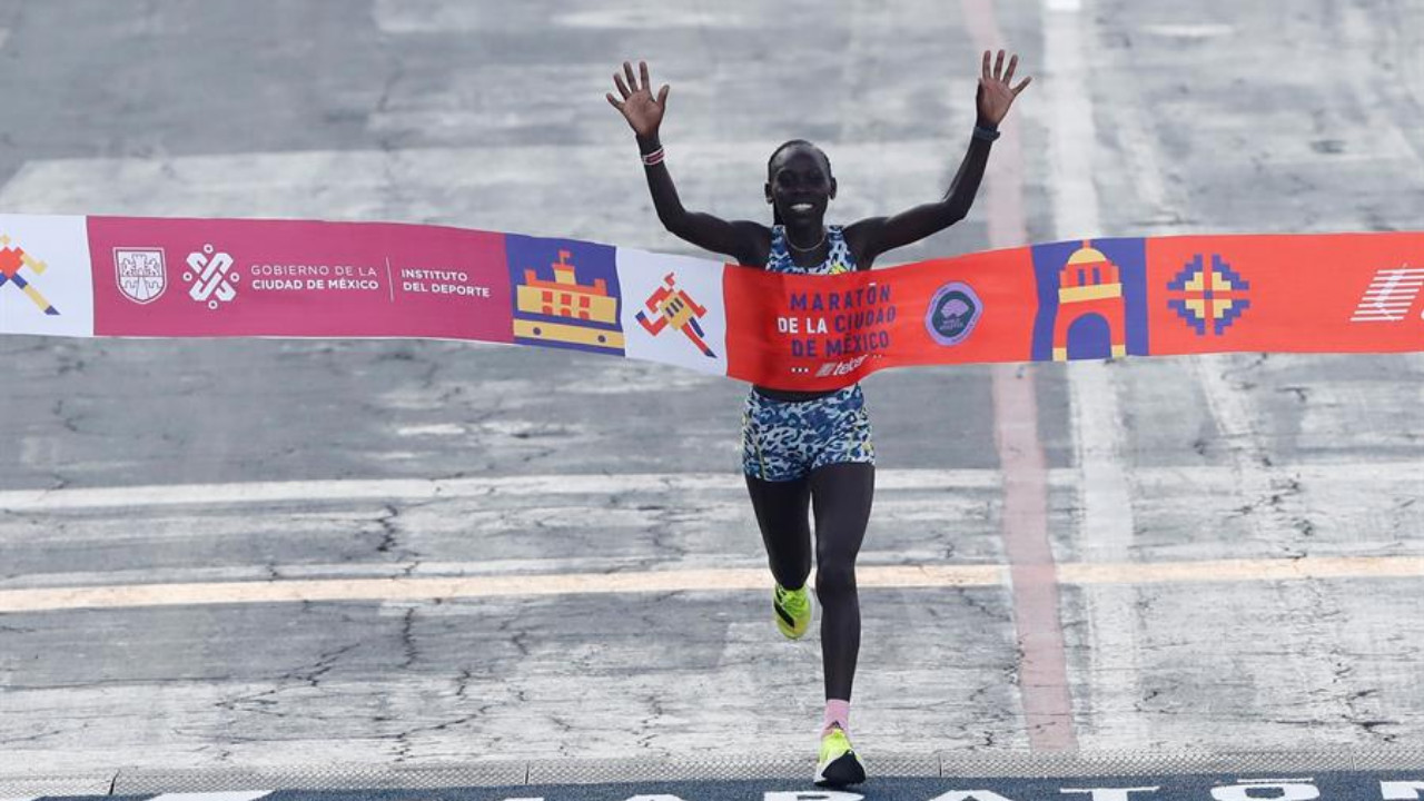 Keniana Lucy Cheruiyot impone nueva plusmarca en el Maratón de la CDMX