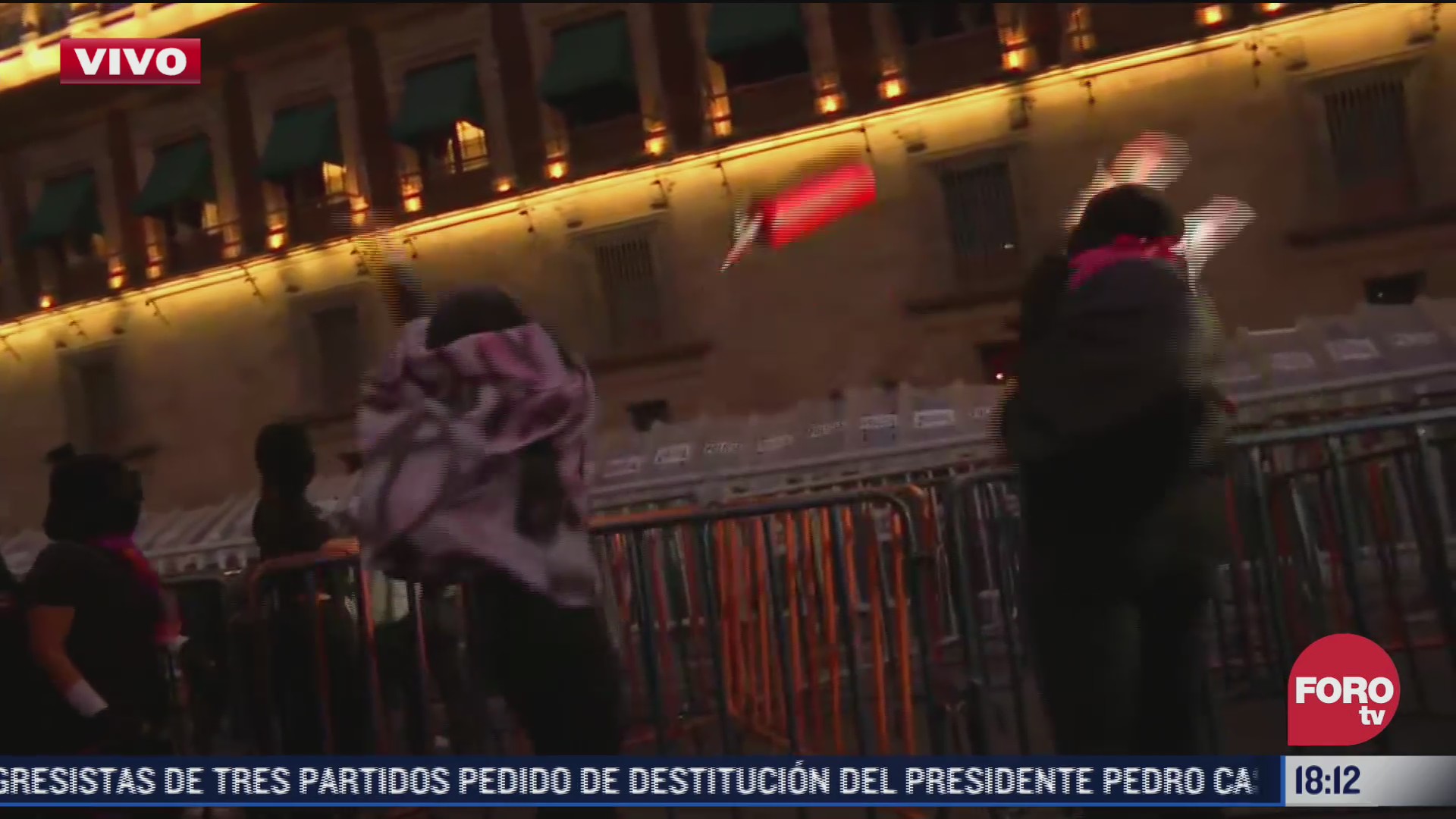manifestantes lanzan extinguidor a policias que resguardan palacio nacional