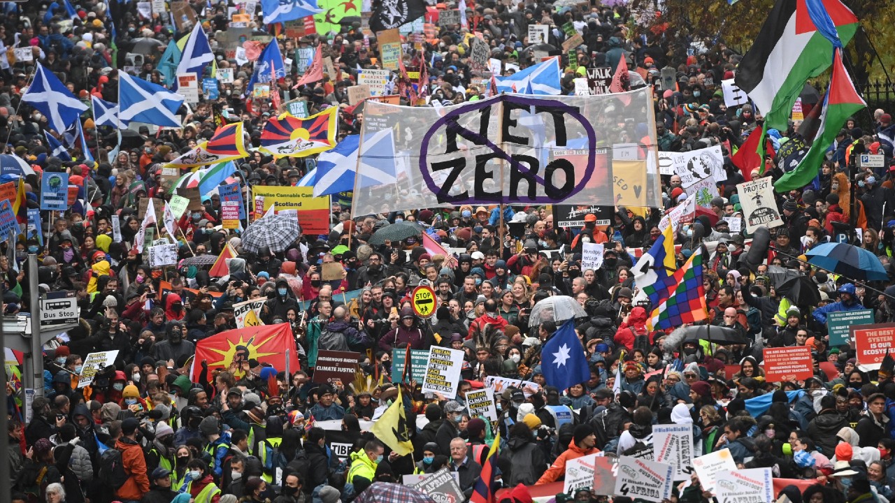 Miles se manifiestan en Glasgow para exigir más acciones en la COP26
