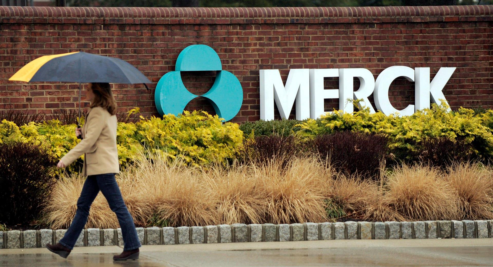 Imagen del logotipo de la compañía Merck en su sede de Rahway, Nueva Jersey, Estados Unidos (EFE)