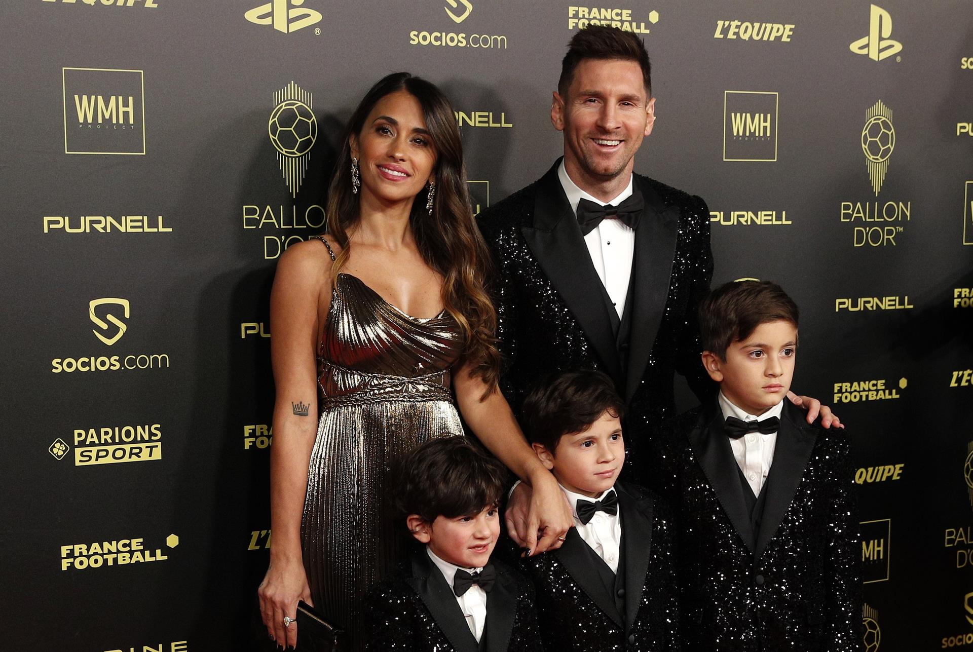 El jugador del PSG Lionel Messi, su esposa Antonela Roccuzzo y sus hijos Thiago, Matteo y Ciro (EFE)