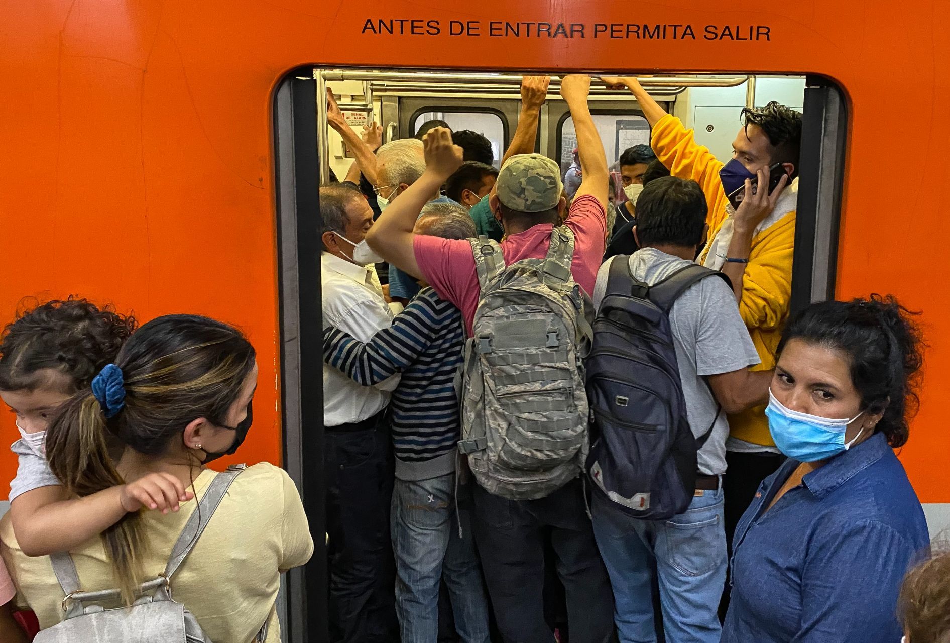 Caos entre usuarios por cierre de tres estaciones de Línea 9 del Metro CDMX