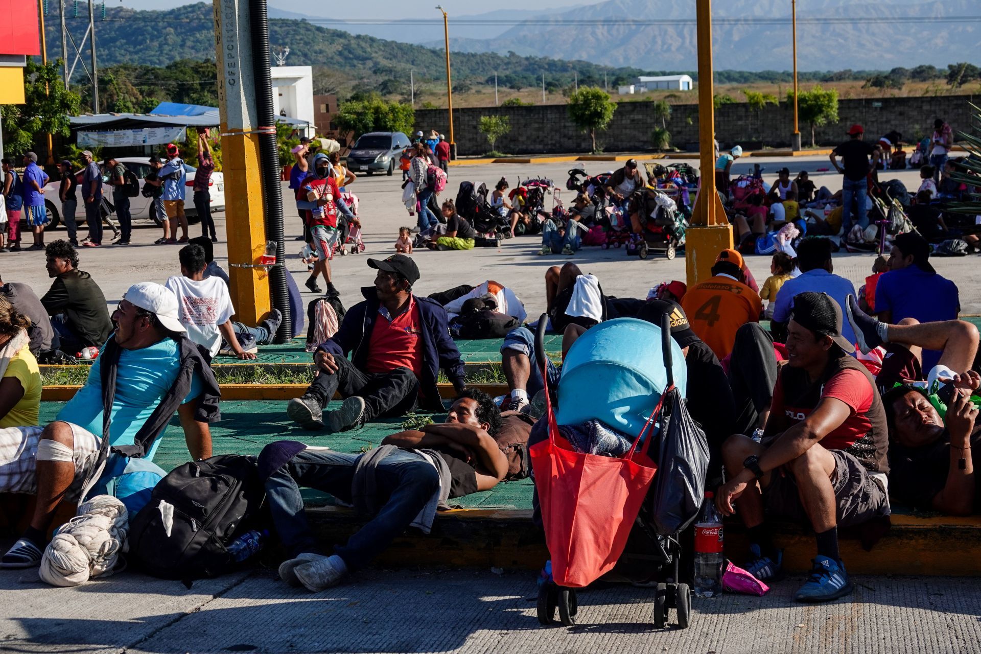 Migrantes descansan en una estación de servicio, sobre la carretera rumbo a Chahuites, Oaxaca (Cuartoscuro)