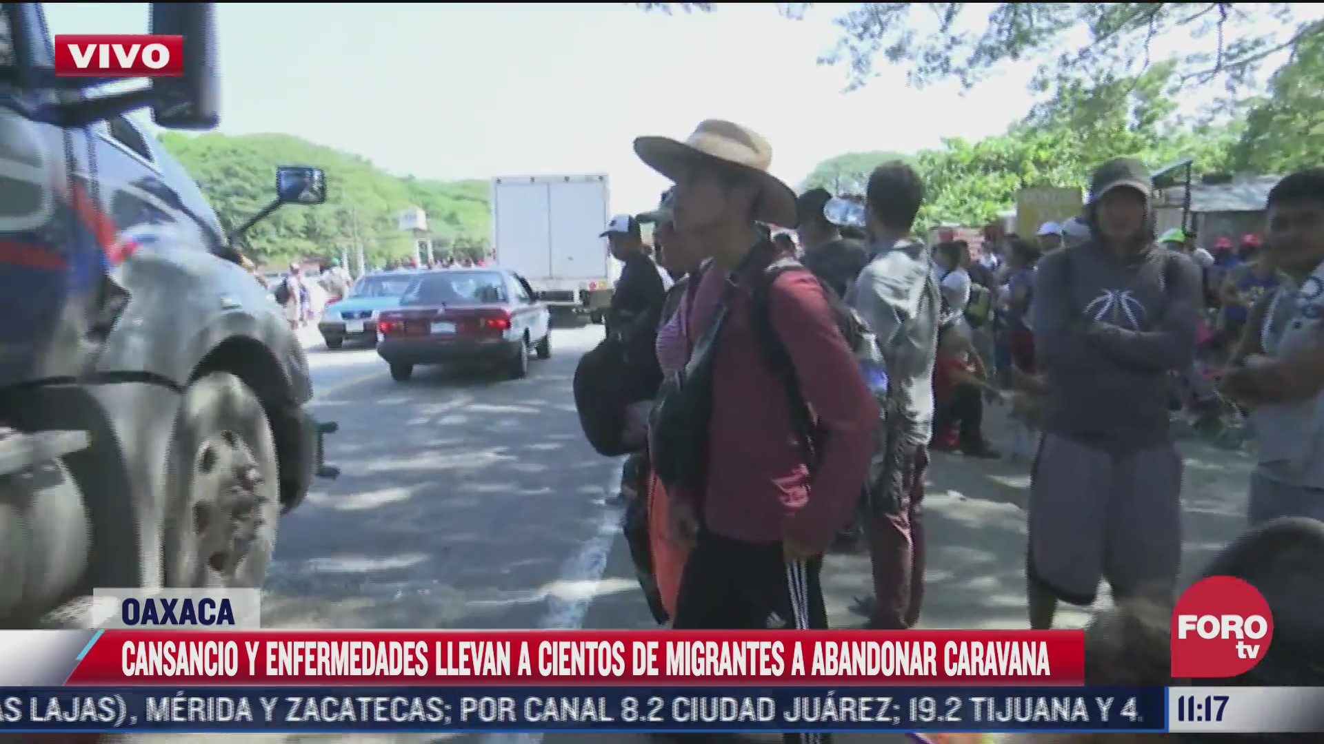 migrantes continuan su camino sobre la carretera panamericana de oaxaca
