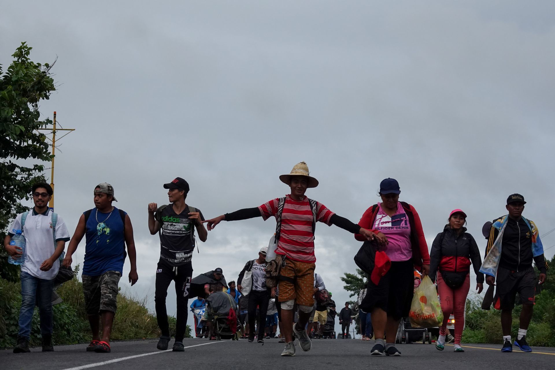 Primera caravana migrante avanza por Veracruz