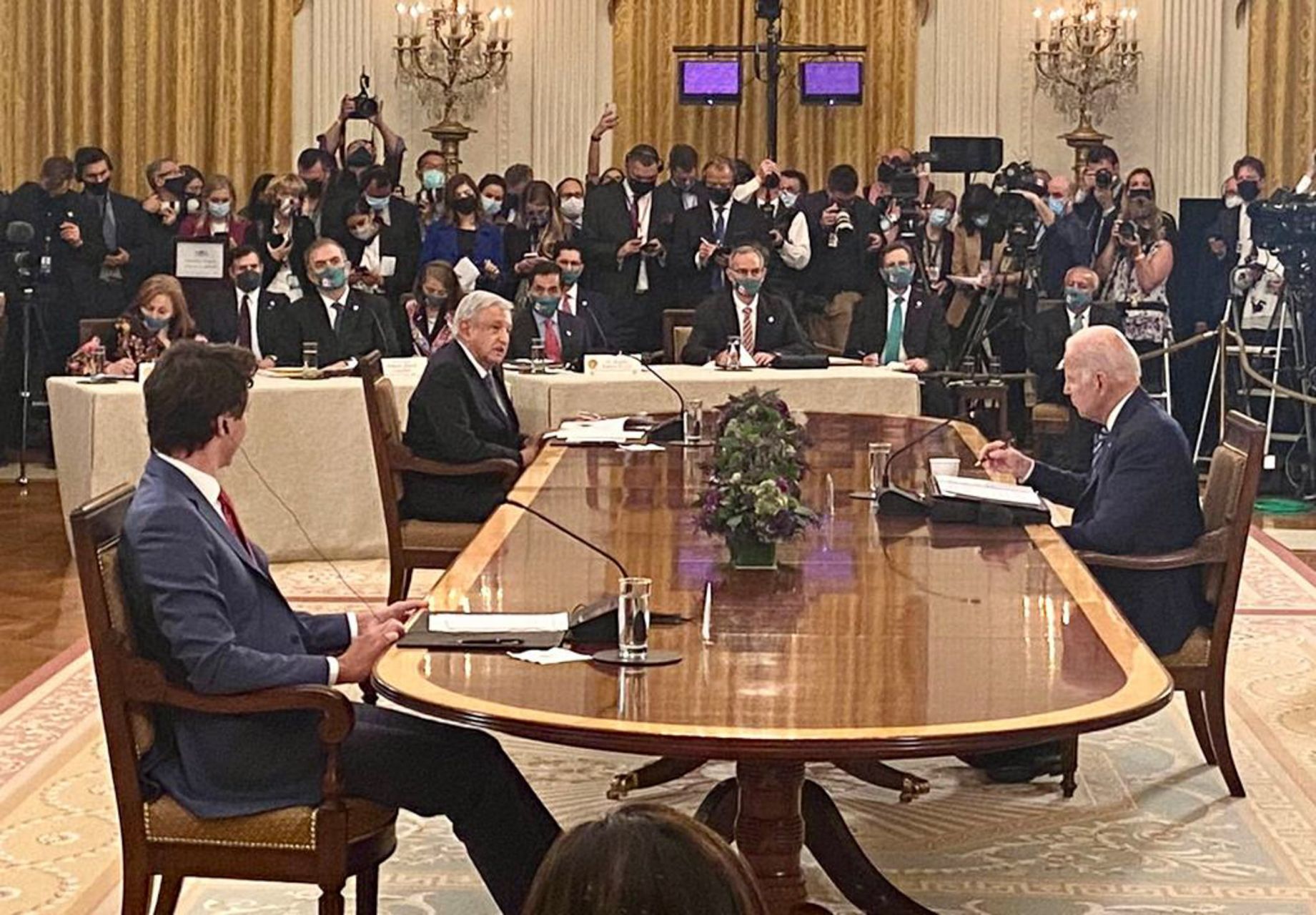 El presidente Joe Biden escucha mientras el presidente mexicano Andrés Manuel López Obrador habla durante la primera Cumbre de Líderes de América del Norte desde 2016 (Cuartoscuro)