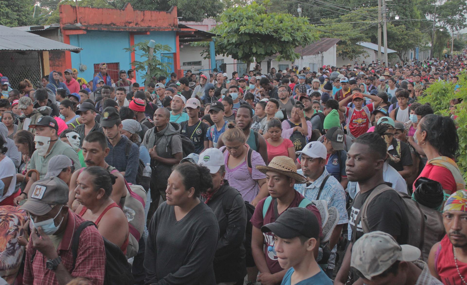 Migrantes, en su mayoría centroamericanos y haitianos, caminan en caravana en la comunidad de Nueva Milenio Valdivia, Chiapas, rumbo a Ciudad de México (EFE)