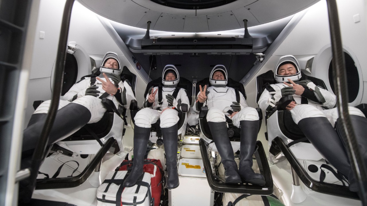 La cápsula Dragon de SpaceX con cuatro astronautas regresa a la Tierra