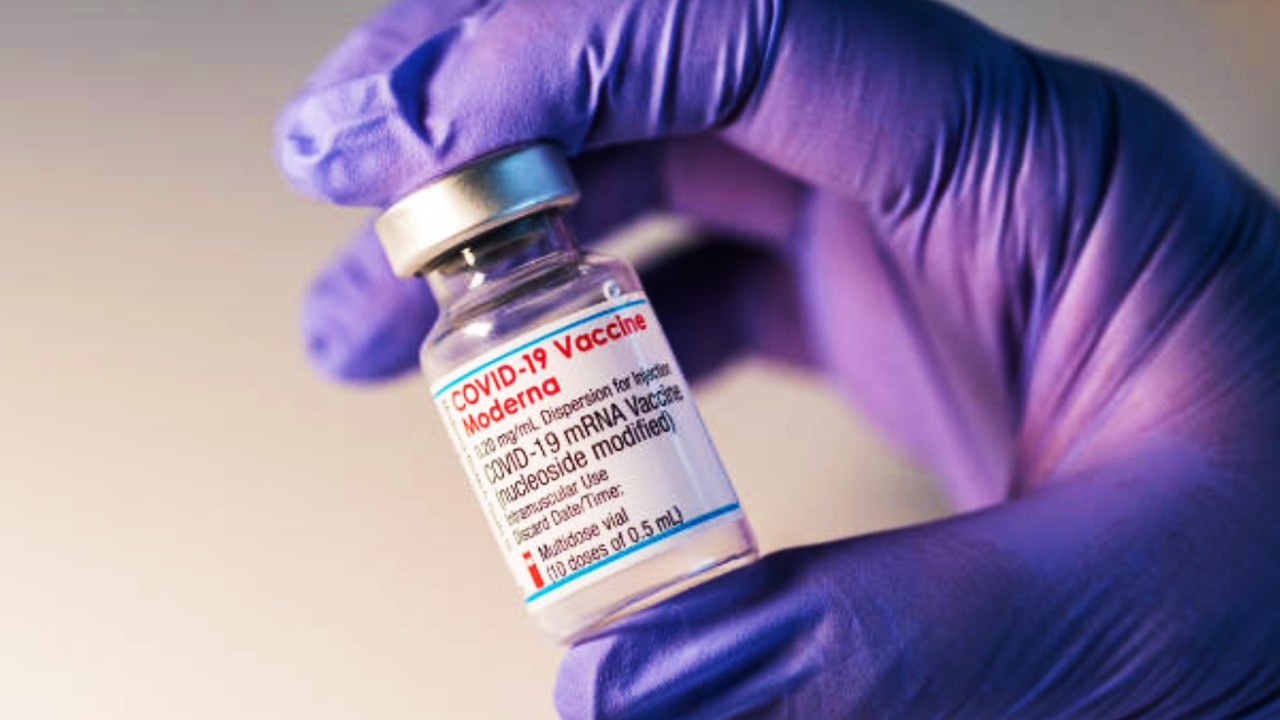 Moderna habla sobre posible desarrollo de vacuna contra la variante ómicron de COVID-19 para principios de 2022
