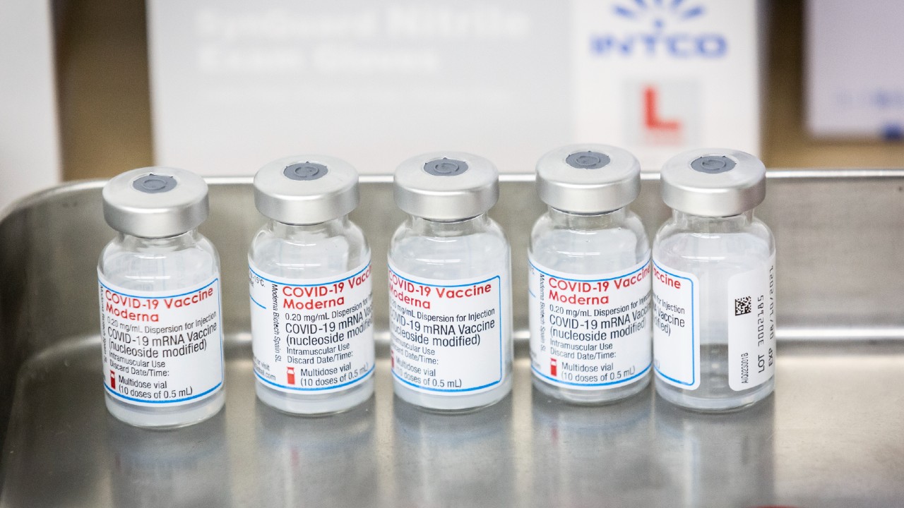 Moderna desarrollará vacuna anticovid de refuerzo específica para la variante Ómicron