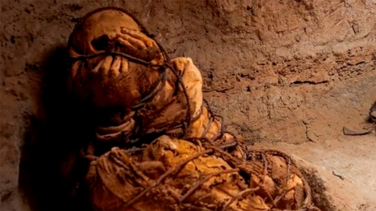 Arqueólogos descubren momia en Perú tapándose la cara