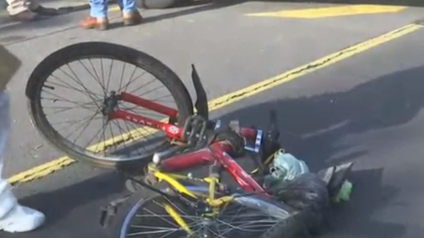 Muere ciclista al ser atropellado en la CDMX; el conductor quita las placas al auto y huye