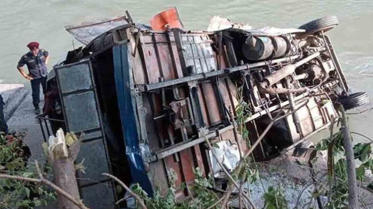 Mueren al menos 12 personas en accidente de autobús en Nepal; hay varios heridos