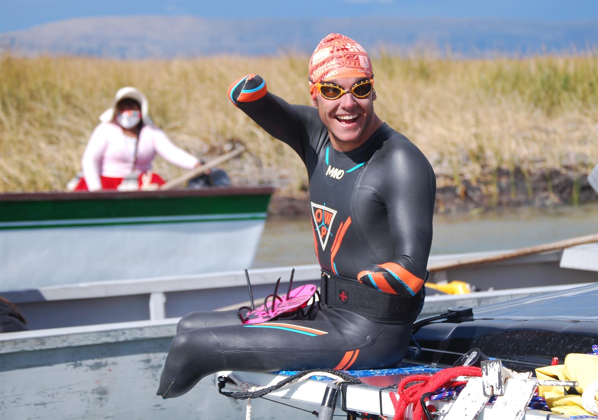Nadador paralímpico Théo Curin completa travesía más larga del Titicaca