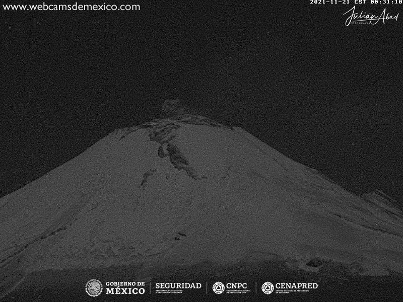 Nevada cubre de blanco al volcán Popocatépetl y con la luna de testigo