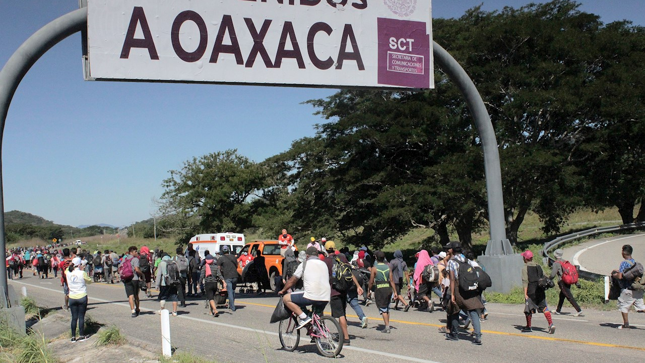 Caravana migrante deja Chiapas e ingresa a Oaxaca