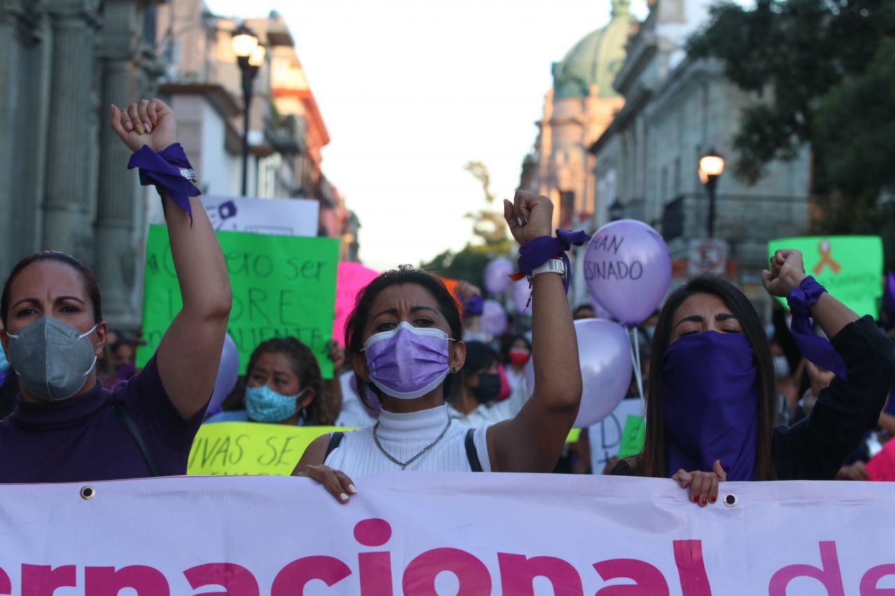 Mujeres e integrantes de organizaciones sociales marcharon para exigir justicia en el marco del Día Internacional de la Eliminación de la violencia contra las mujeres en el Centro de Oaxaca (Cuartoscuro)