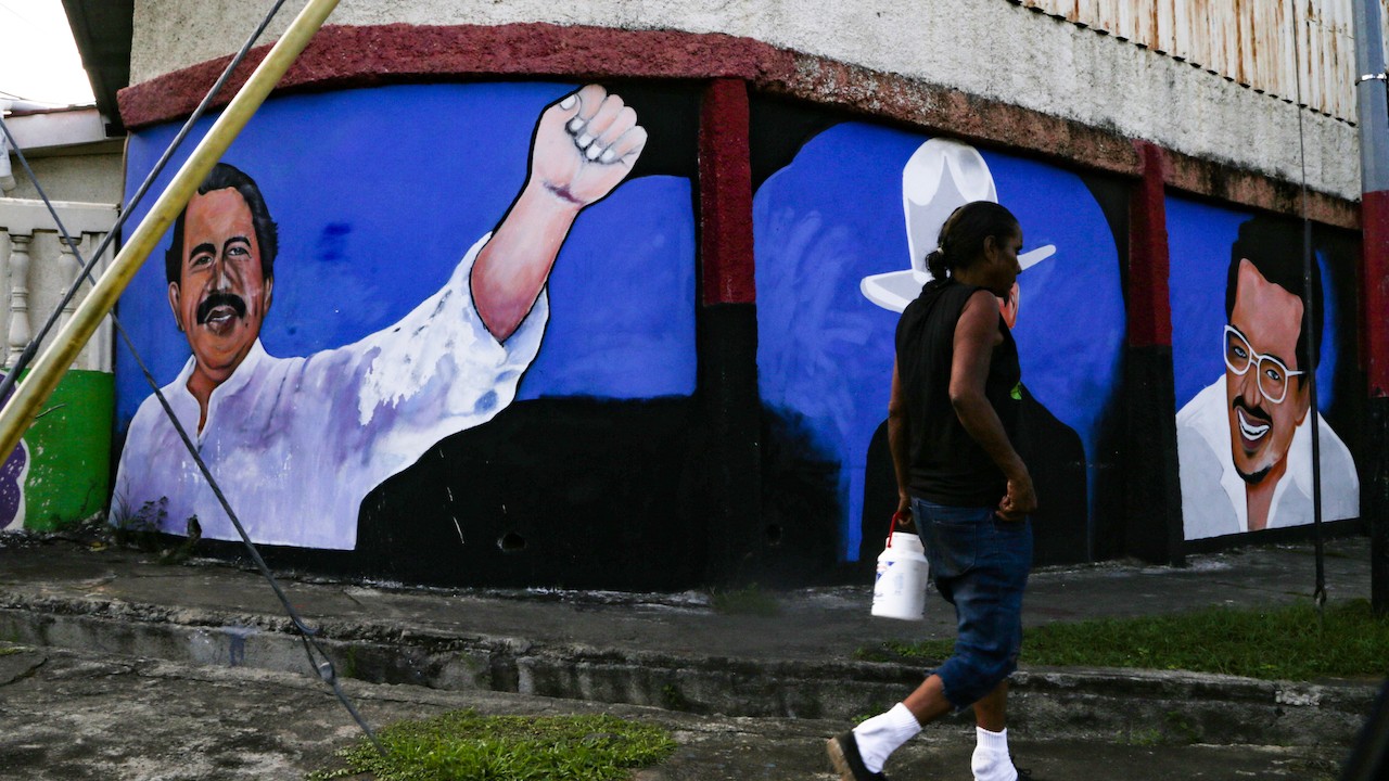 Una mujer pasa junto a un mural con la imagen de Daniel Ortega, presidente de Nicaragua (Getty Images)