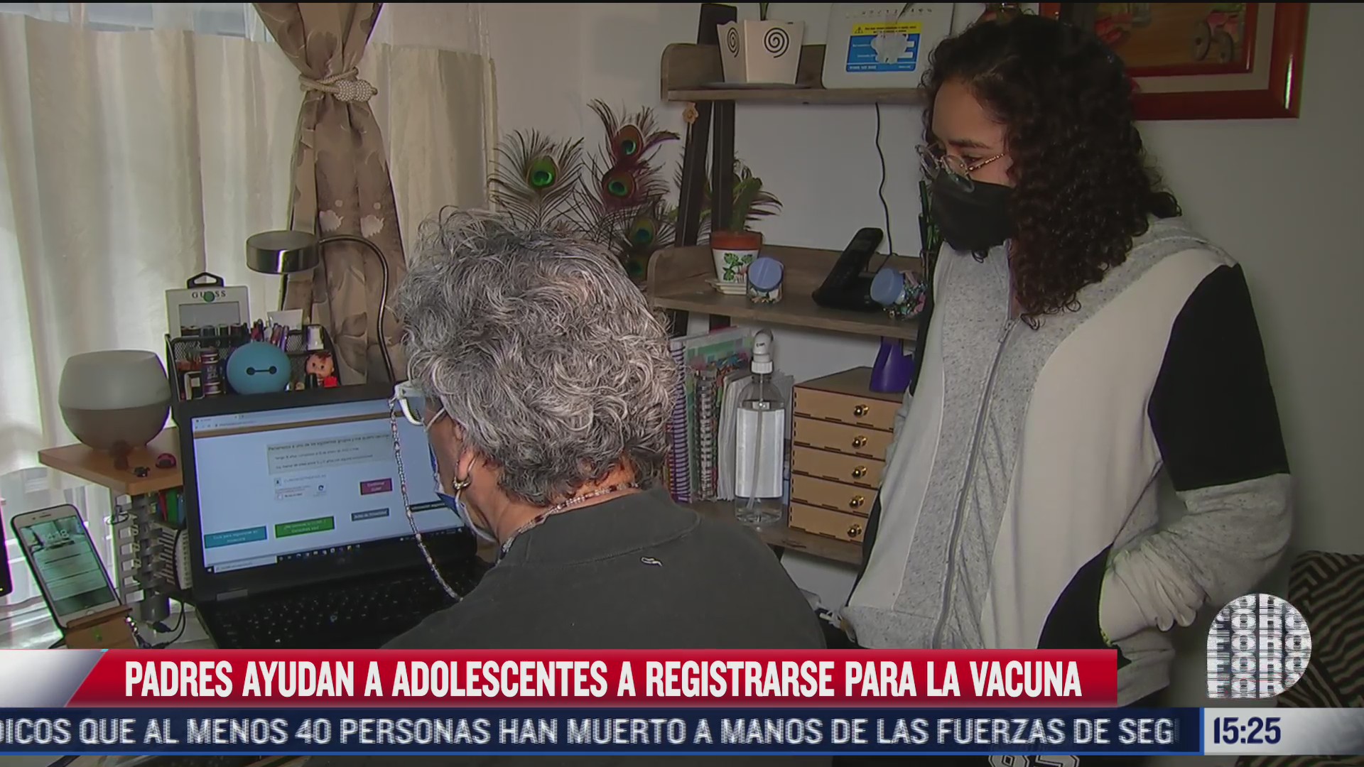 padres ayudan a adolescentes a registrarse para la vacuna