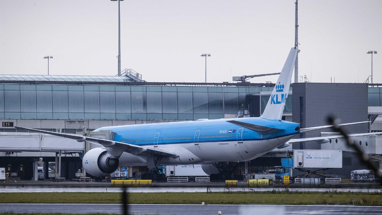 Países Bajos sospecha casos de ómicron en 2 vuelos de Sudáfrica.