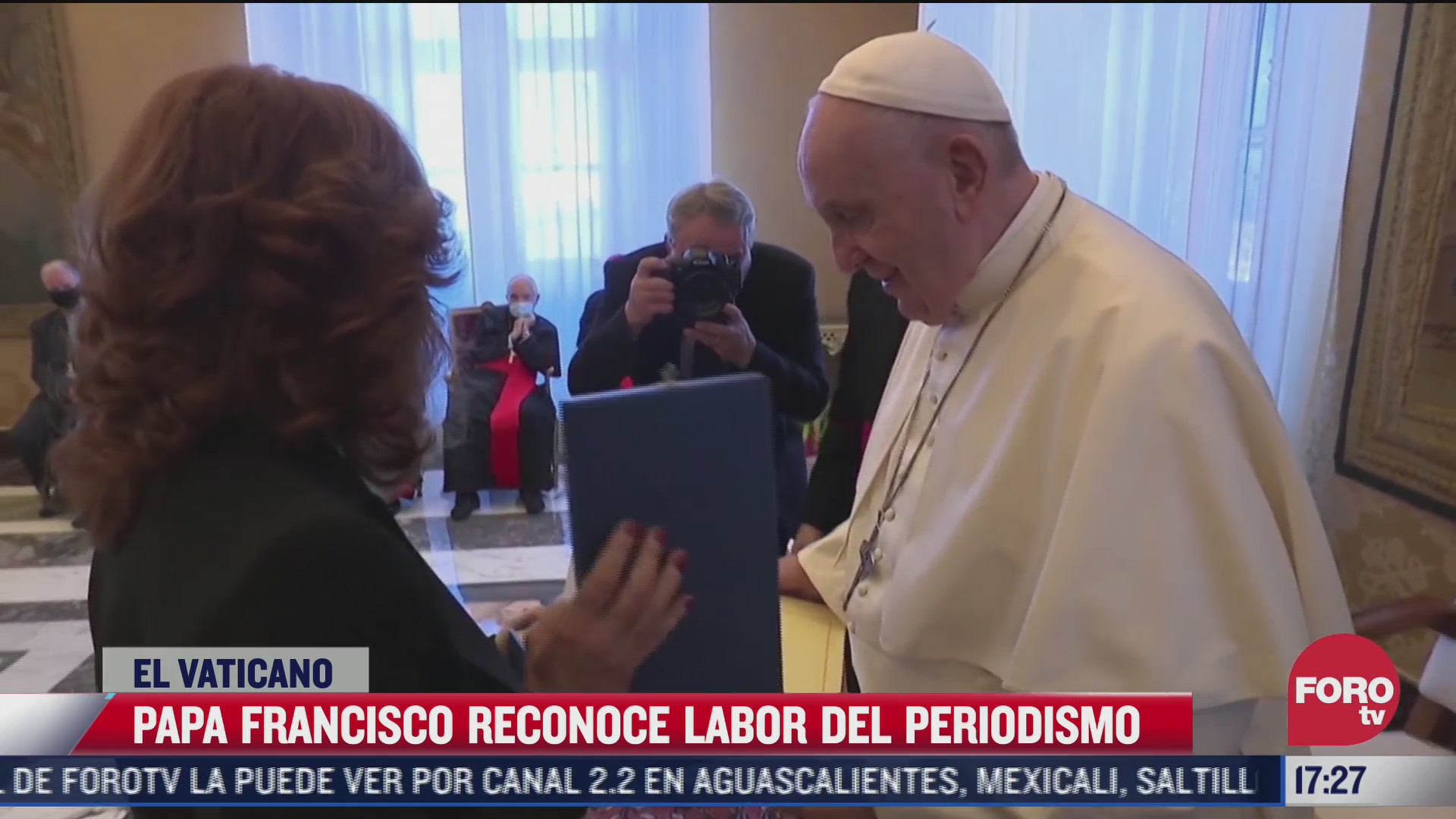papa francisco entrega reconocimiento a valentina alazraki
