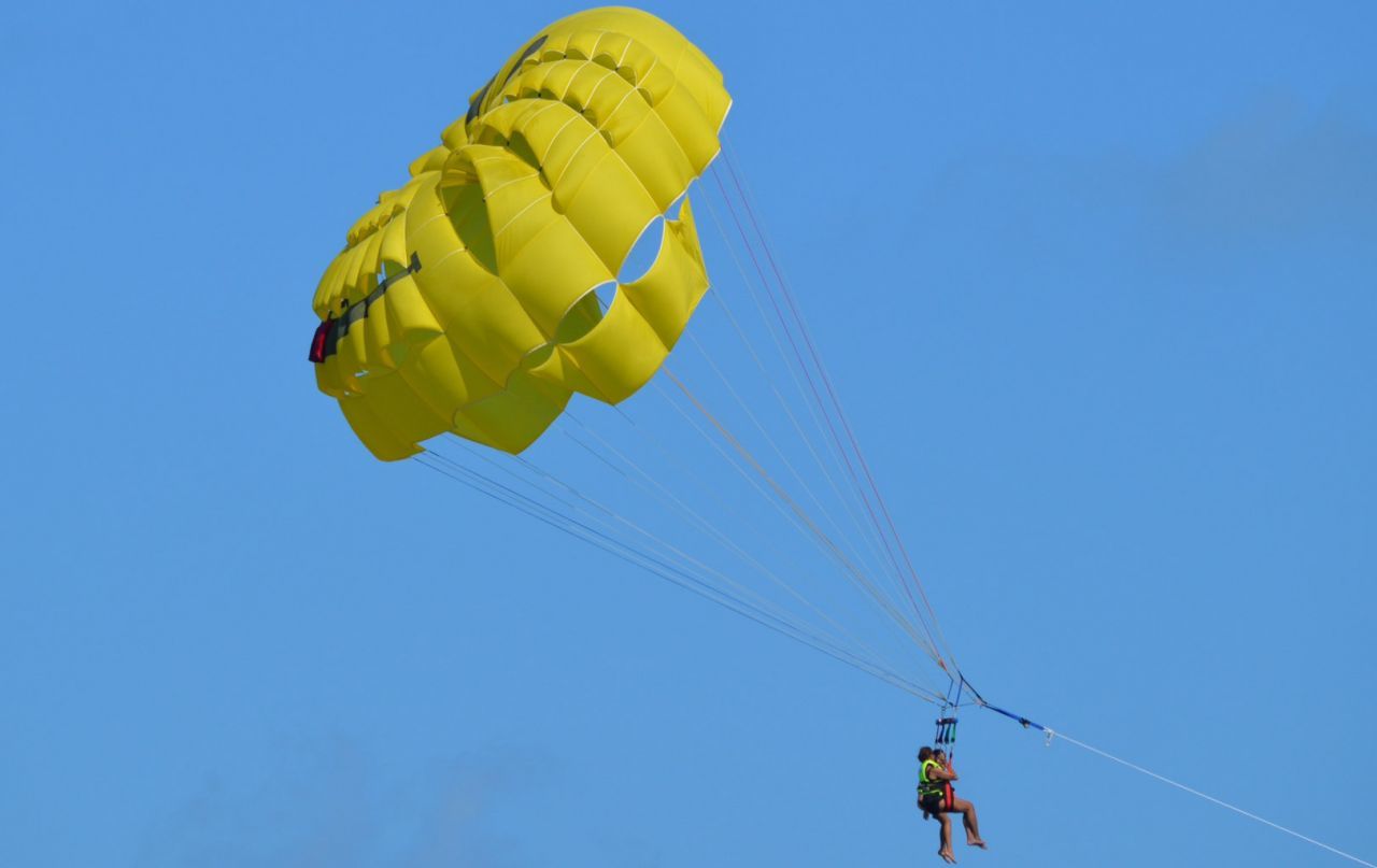 Turistas realizan un paseo en parachute (Cuartoscuro)