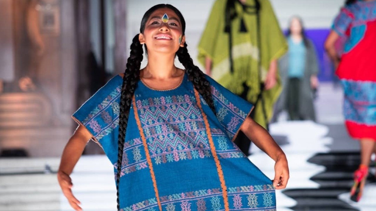 Realizan en CDMX la primera pasarela de Alta Costura dirigida por textileros indígenas