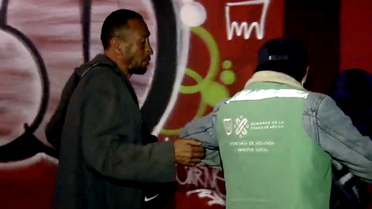 Autoridades de CDMX apoyan y entregan cobijas a personas en condición de calle por bajas temperaturas