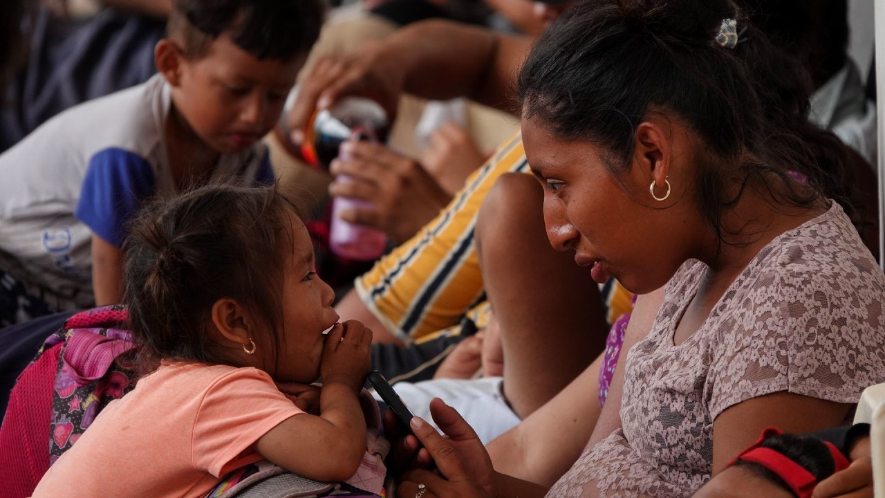 Primera caravana migrante descansa en Loma Bonita, Veracruz.