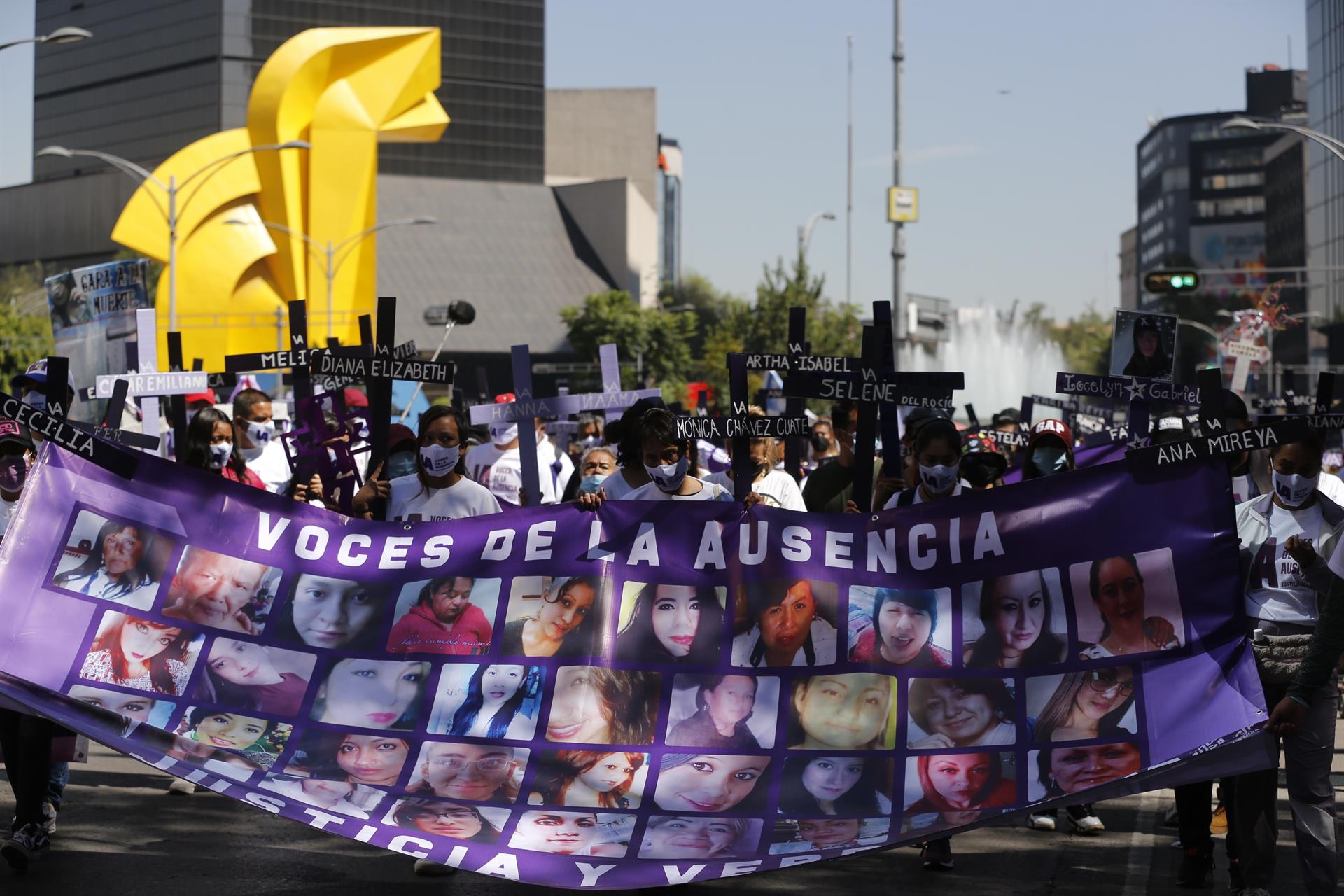 Marchan sobre Paseo de la Reforma por el Día de las Muertas