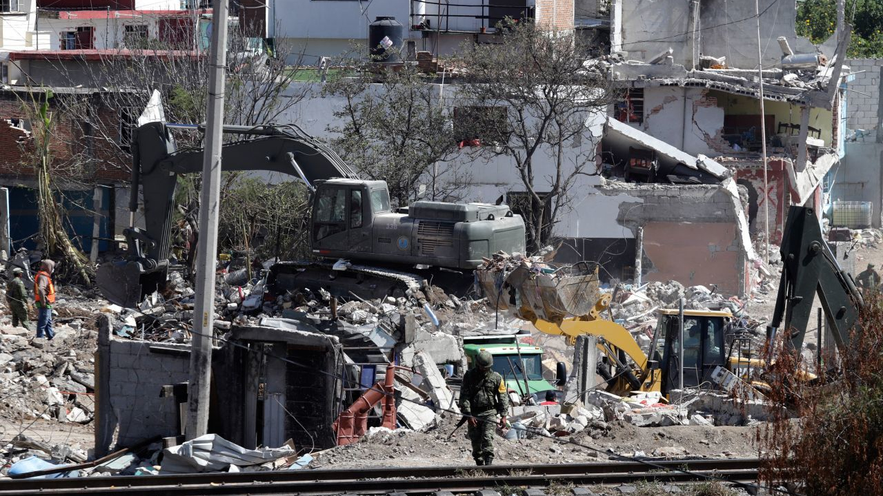 Máquinas de la SEDENA trabajan en la demolición de viviendas de la zona cero en San Pablo Xochimehuacán