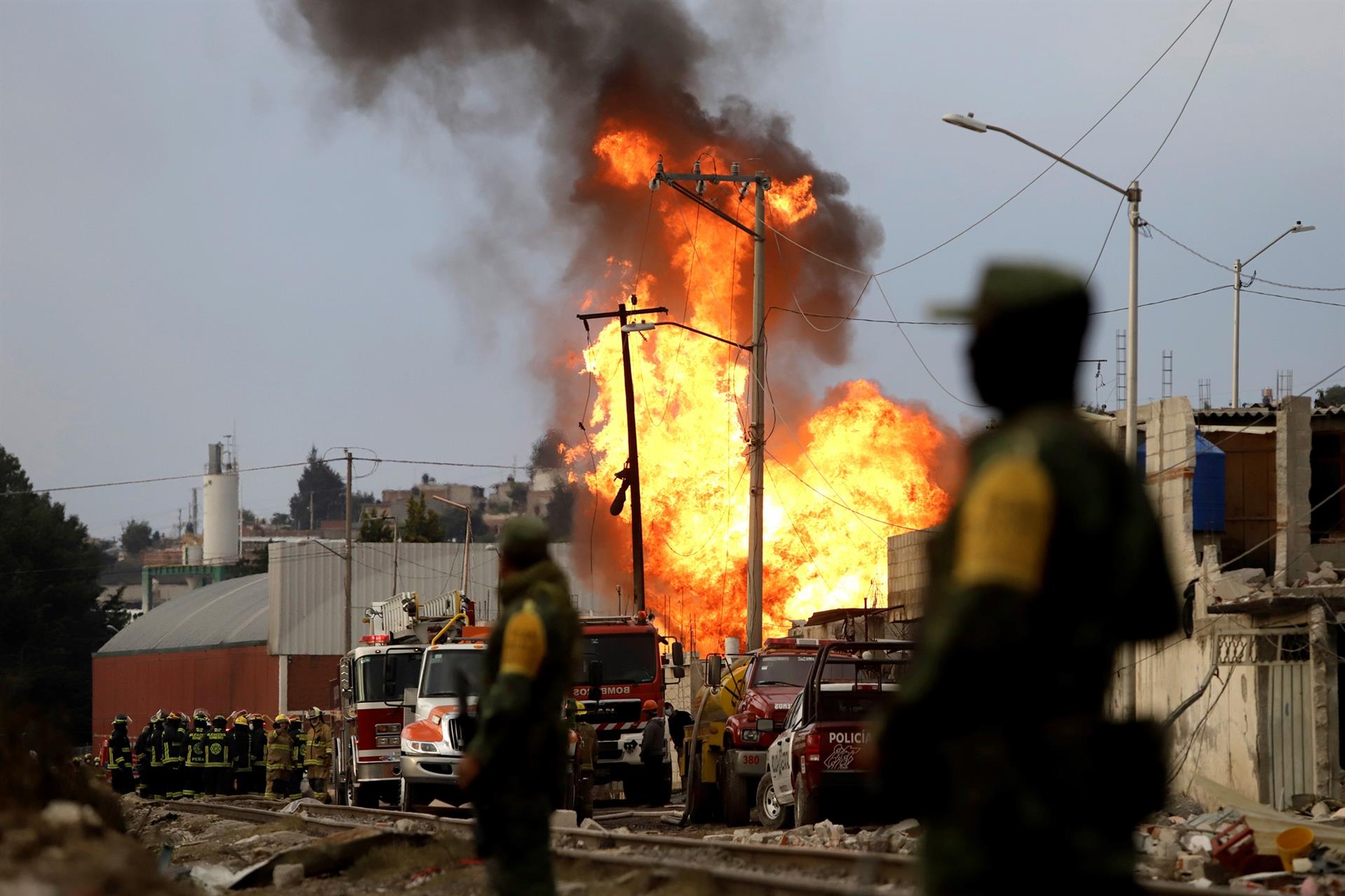 Elementos de Protección Civil, Ejército mexicano, y Marina resguardan la zona de la explosión e incendio por una fuga de gas (EFE)