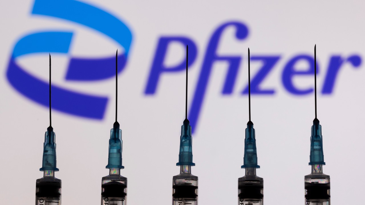 Pfizer comienza a trabajar en una versión de su vacuna covid contra variante ómicron