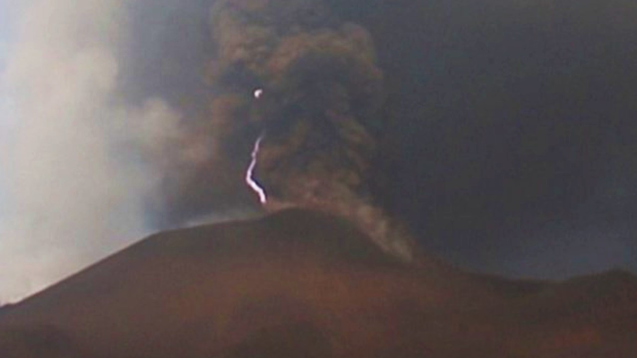 De foto: Captan rayos volcánicos en el penacho del Cumbre Vieja en La Palma