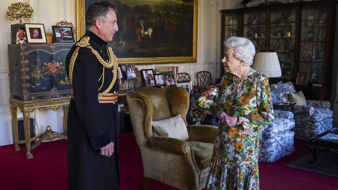 La reina Isabel II reaparece en una audiencia tras problemas de salud