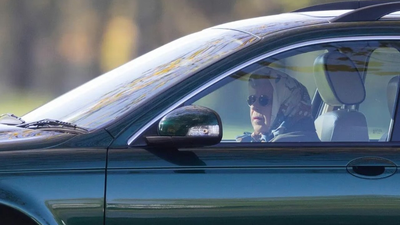 La reina Isabel II maneja su automóvil (Twitter: @MrsMarlasSells)