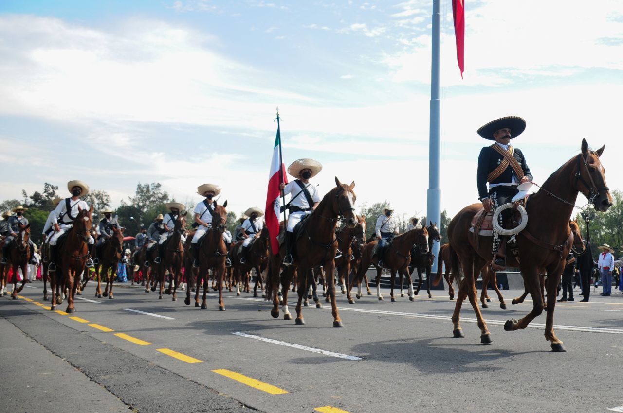 Emiliano Zapata encabeza el ensayo del desfile militar que conmemora el 111 aniversario de la Revolución.