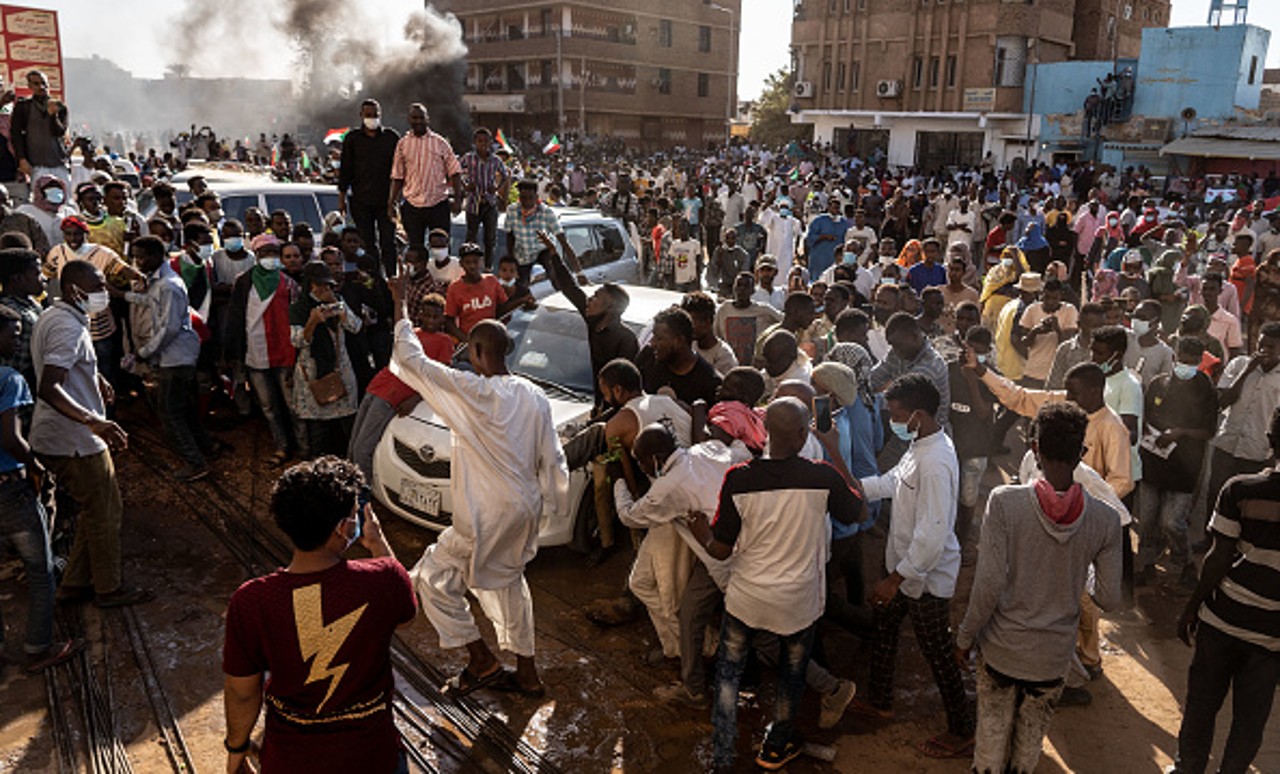 Suman al menos 15 muertos en protestas tras nuevo golpe de estado en Sudán
