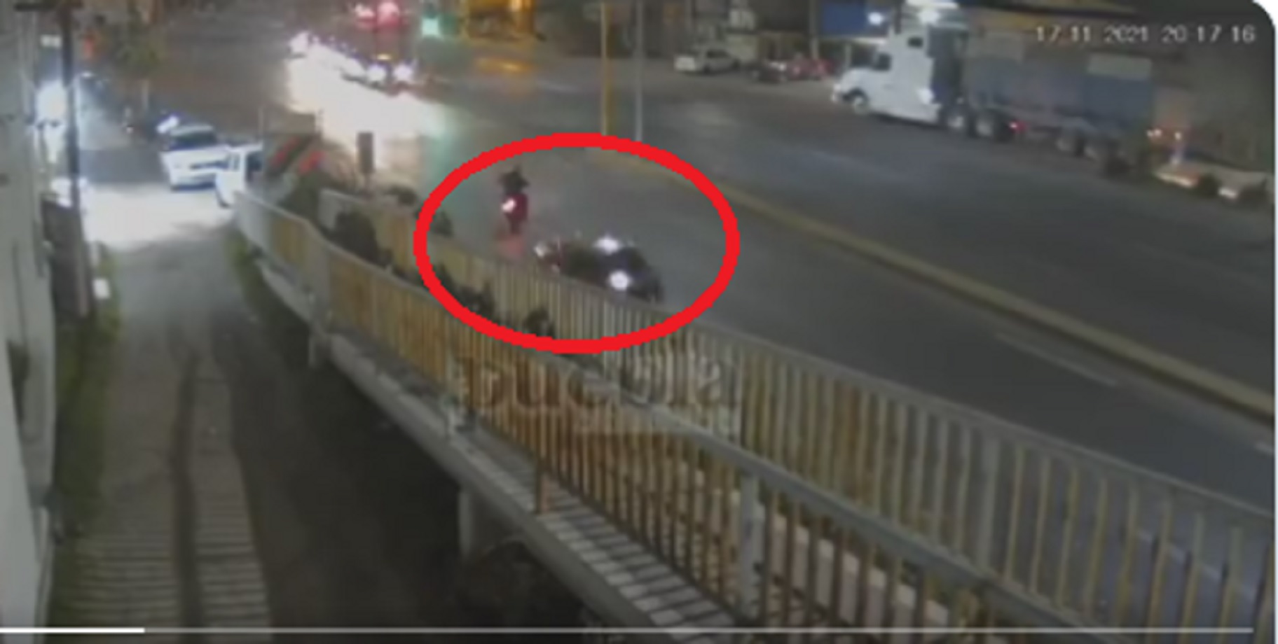 Taxista atropella a motociclista que presuntamente lo asaltó