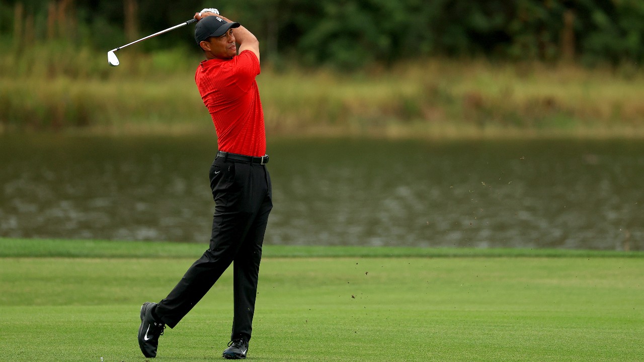 Tiger Woods publica un video practicando en campo de golf