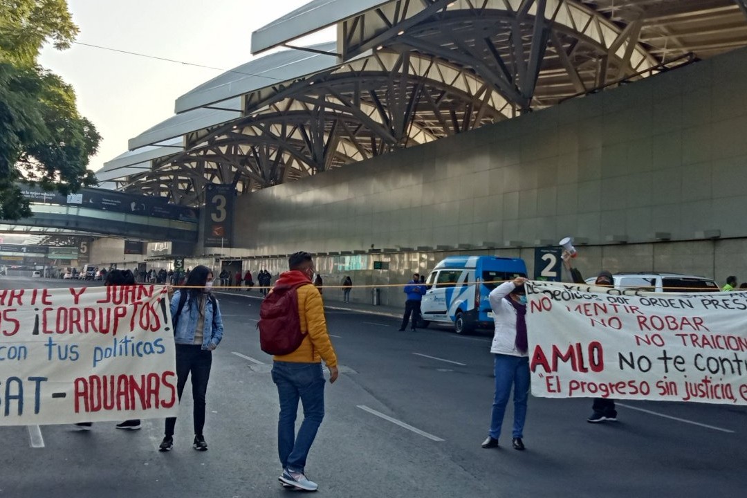 trabajadores bloquean terminal 1 aicm