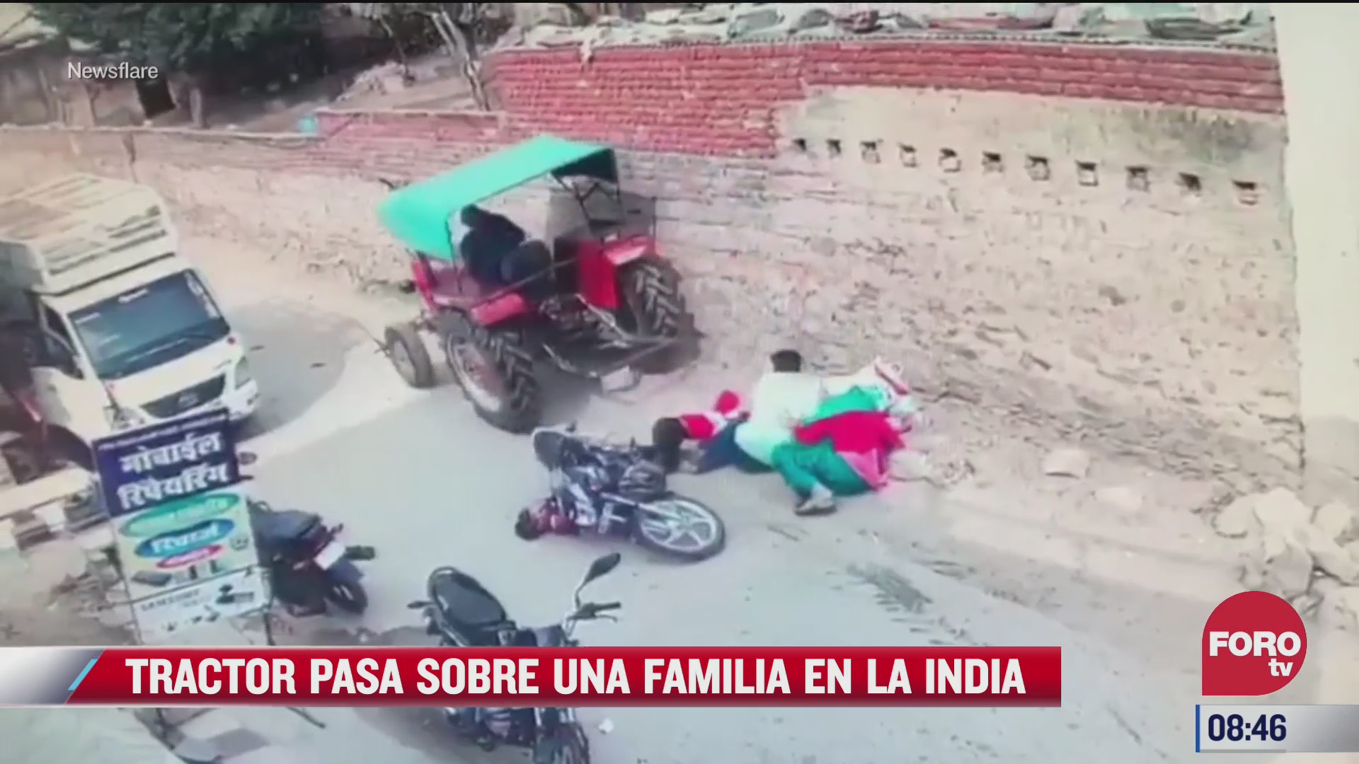 tractor pasa sobre una familia en la india