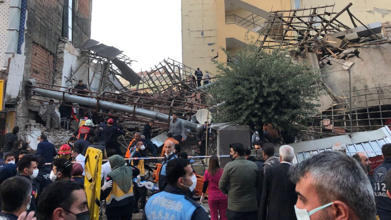 Tras derrumbe de edificio en Turquía rescatan con vida al menos a 21 personas