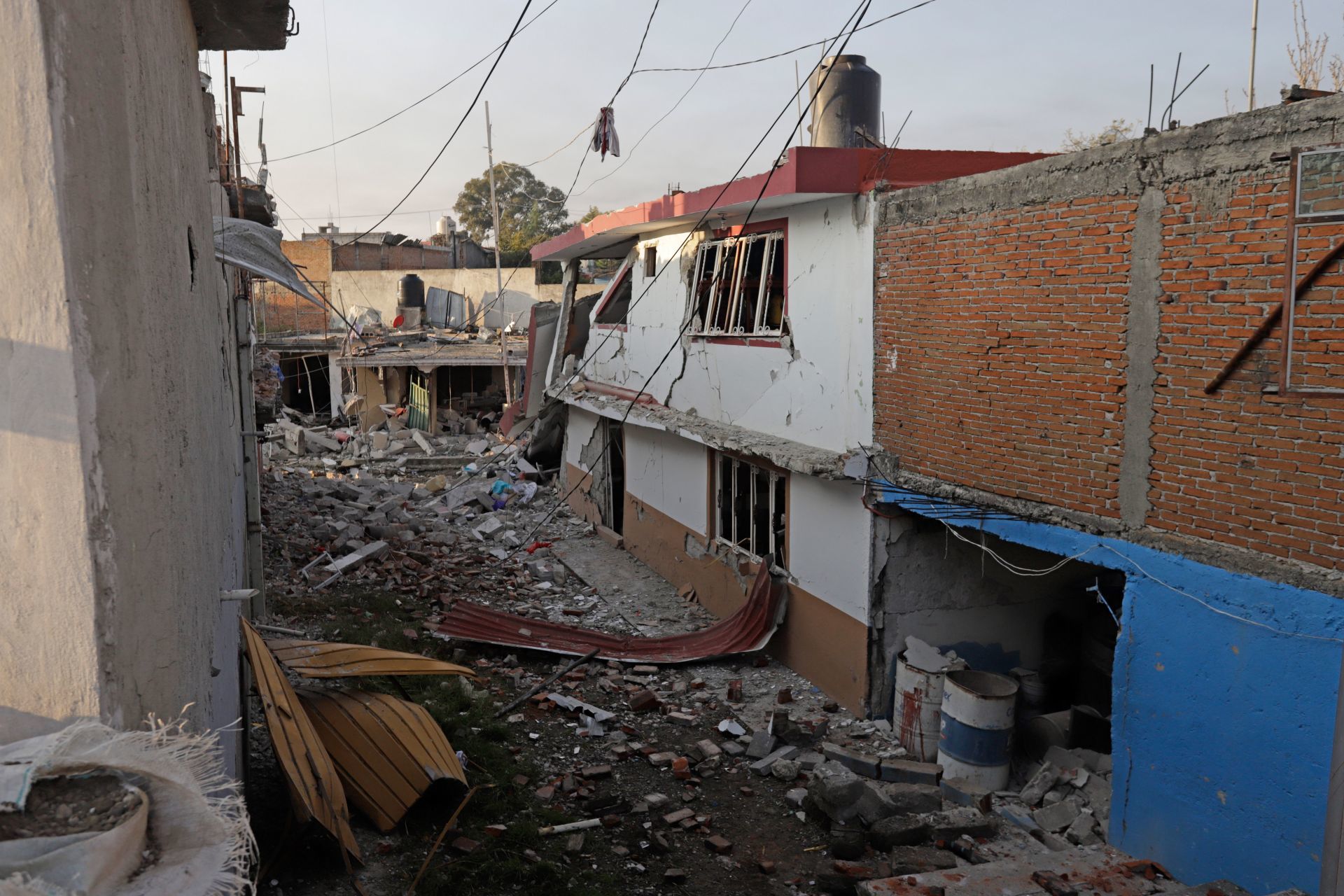 Tras explosión, decenas de familias de San Pablo Xochimehuacán, Puebla, no pueden volver a sus casas