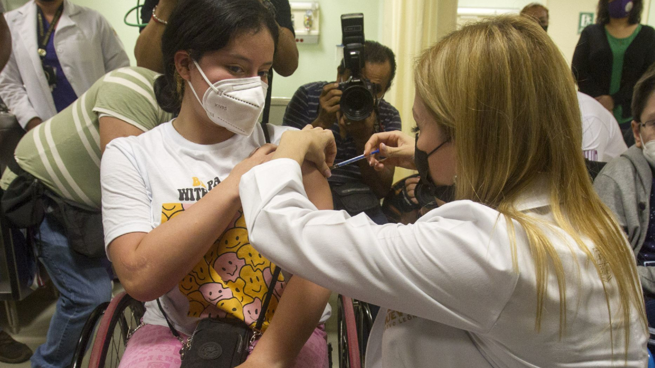 Una adolescente recibe la vacuna contra la covid en Monterrey.