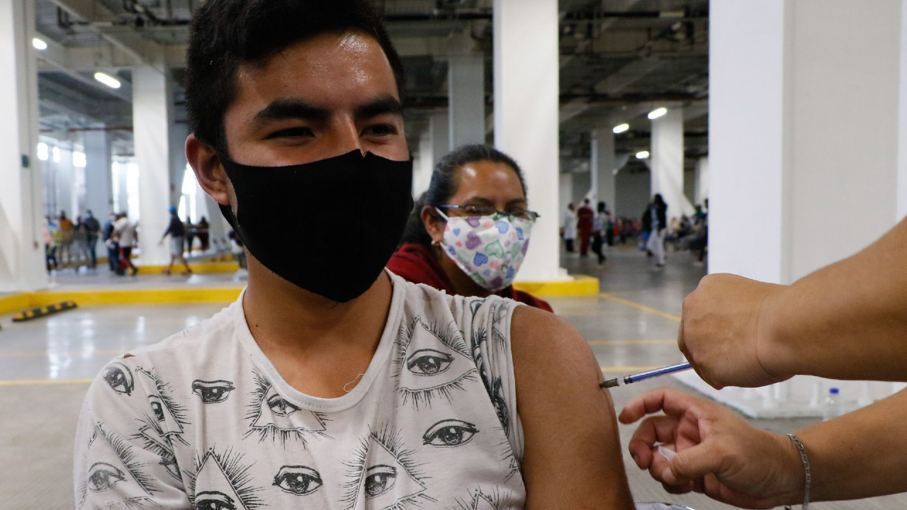 Mexicanos que necesitan cruzar a EEUU buscan vacunas contra covid aprobadas por OMS